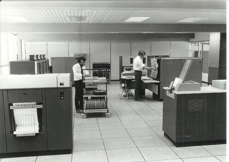 Computerzaal Citroen, aan het console Ton Baas en aan de transportkar Arie