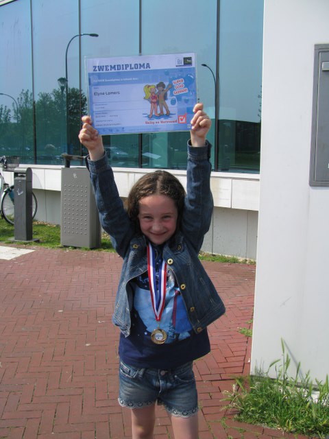 Elyne met diploma