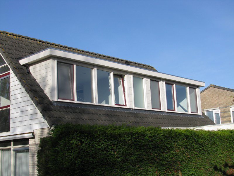 De dakkapel geplaatst