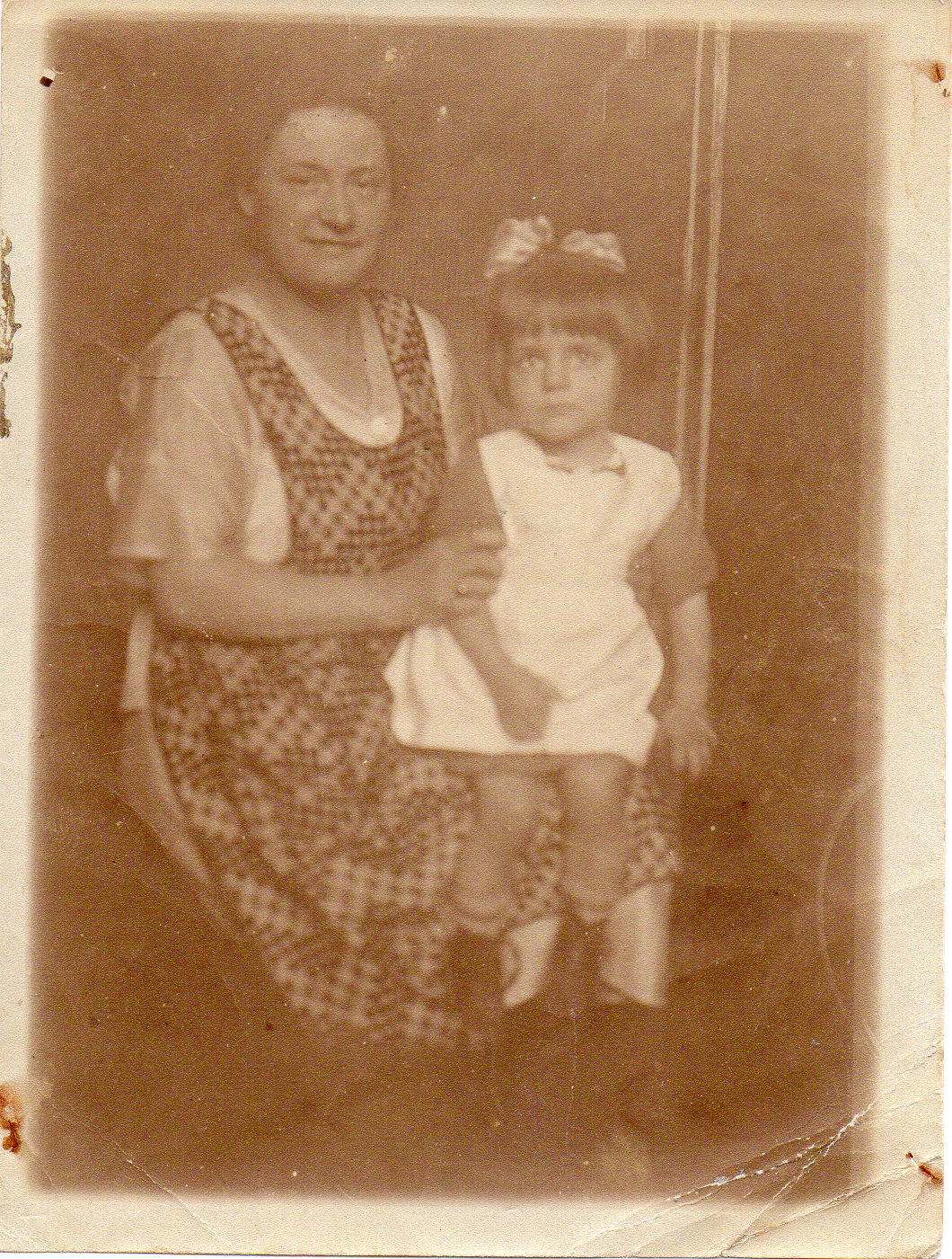 Oudste foto van moeder met oma Pieters