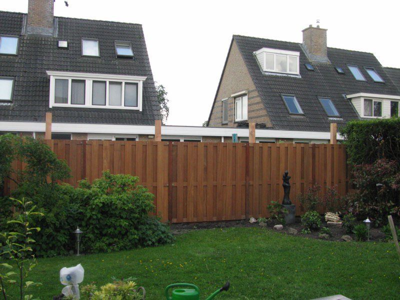 De schutting geplaatst